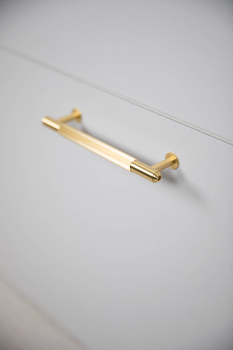 PULL BAR / LINEAR / / MEDIUM - Lifestyle 3